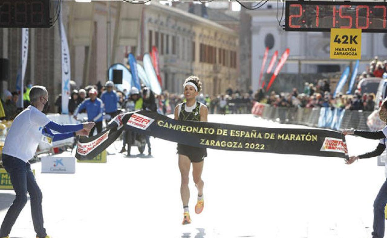 Elleonés Jorge Blanco atravesando la meta en primera posición, proclamandose campeón de España de Maratón. 