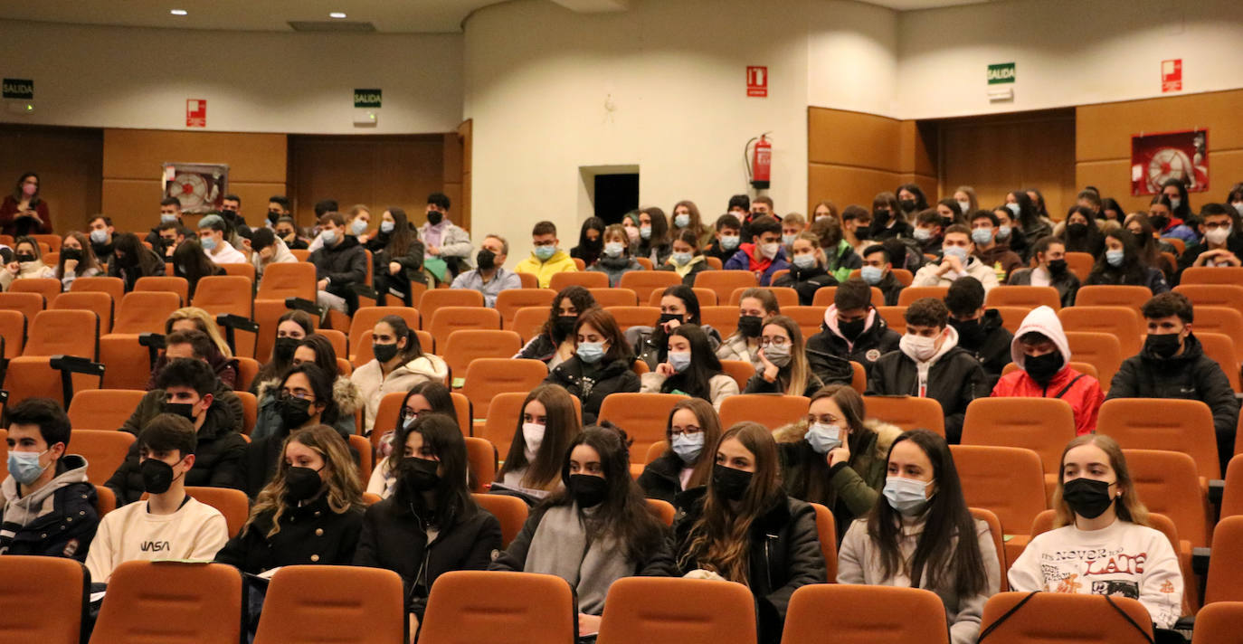 La Universidad de Leó nrecibe a futuros nuevos alumnos y comparte con ellos las potencialidades del centro 