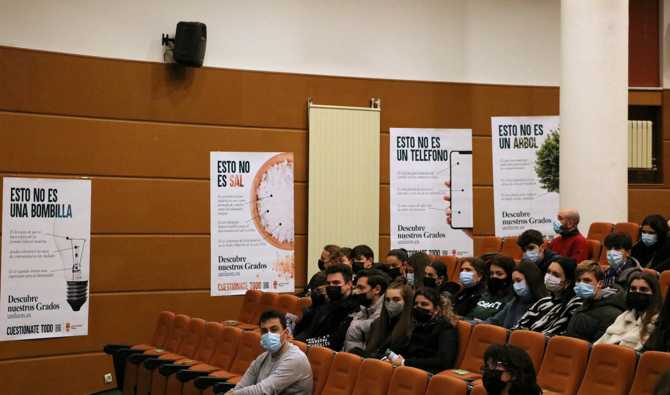 La Universidad de Leó nrecibe a futuros nuevos alumnos y comparte con ellos las potencialidades del centro 