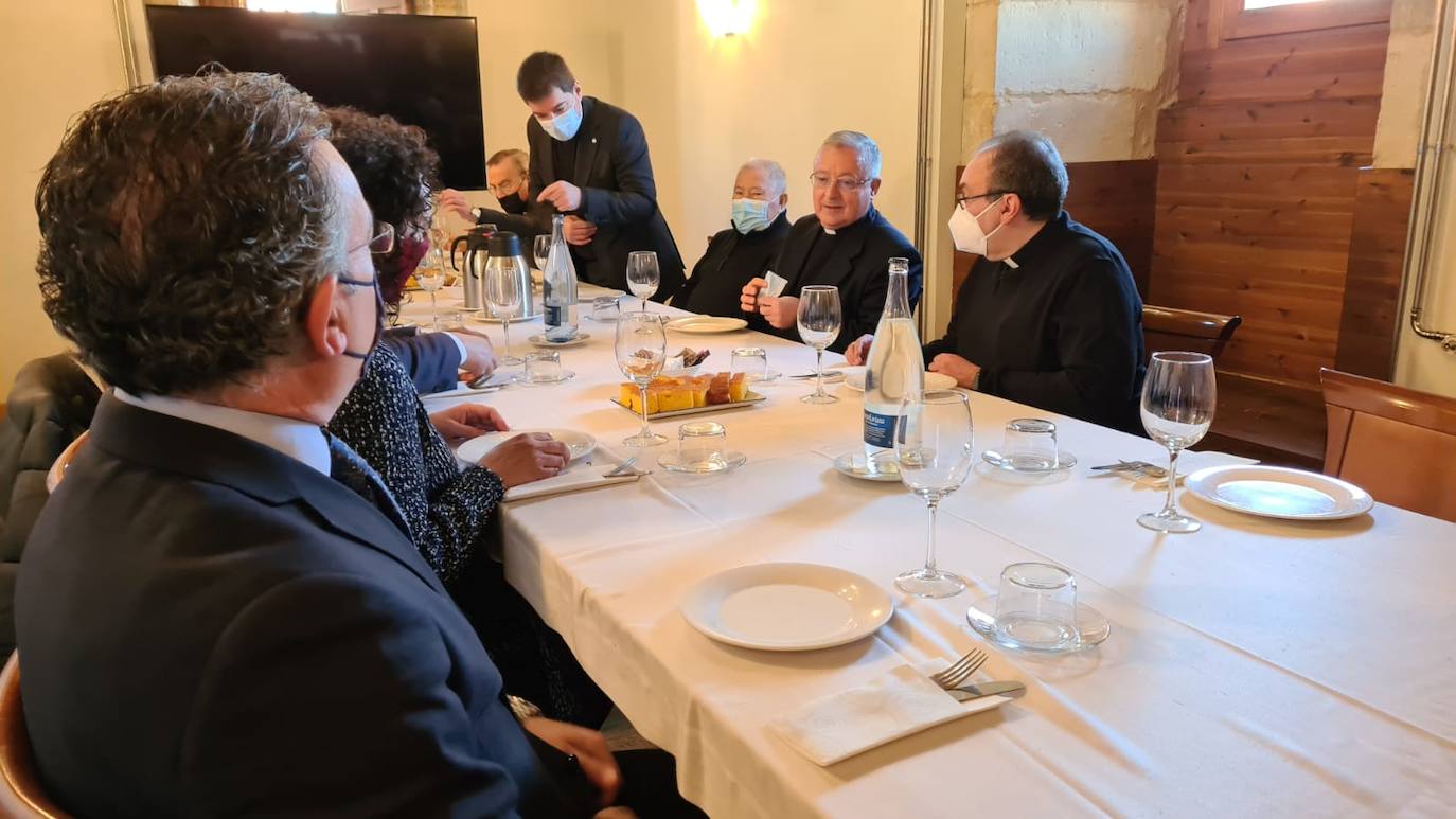 La corporación municipal acude al acto celebrado en la Colegiata para preparar las Cabezadas