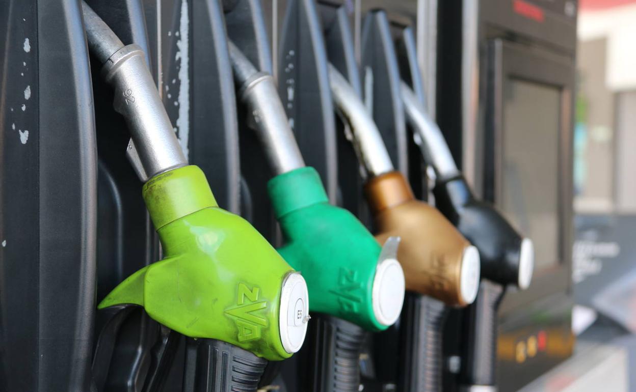 Imagen de un surtidor de gasolina de la capital leonesa. 