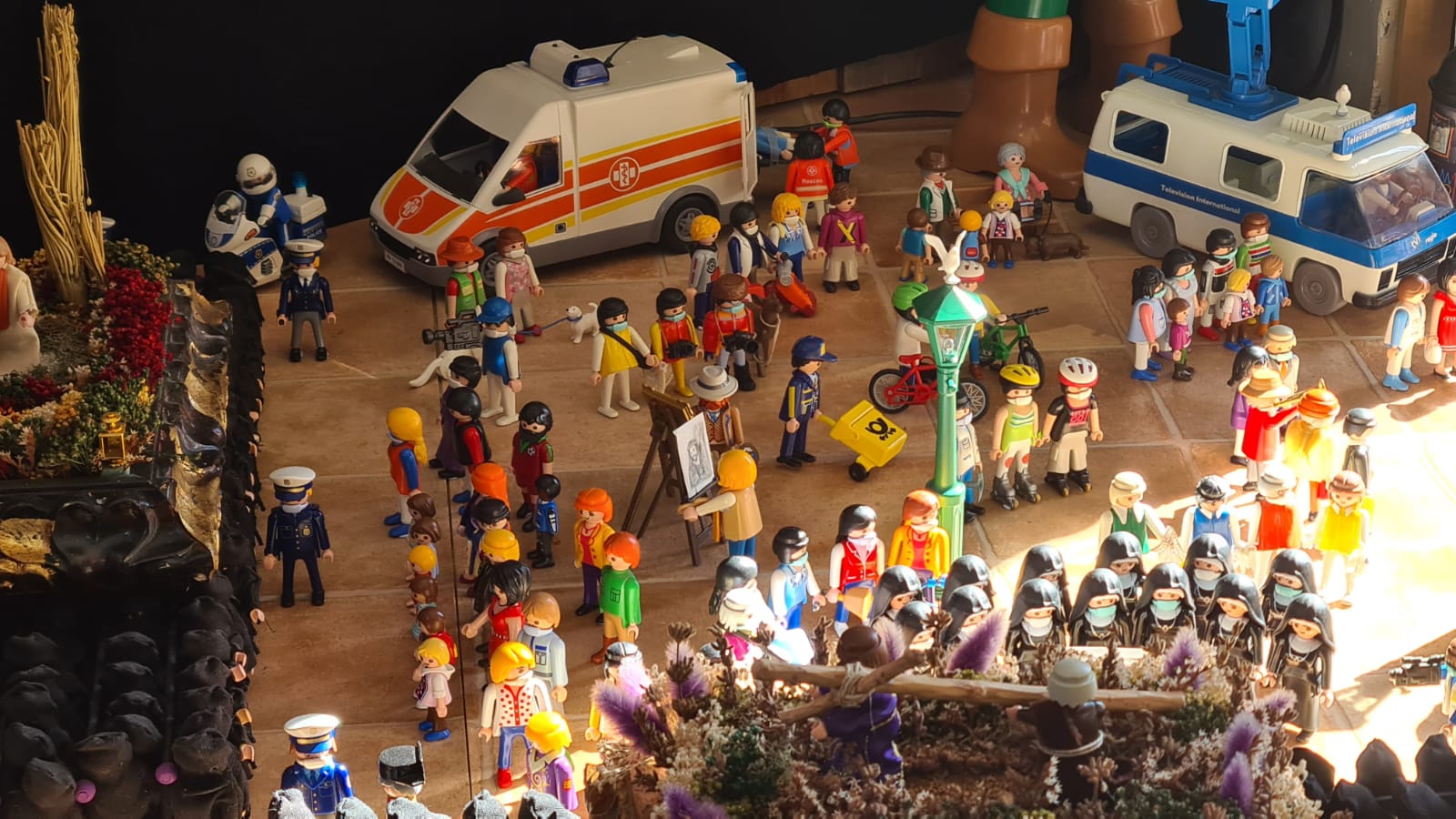 La tienda Festones recoge en su escaparate decenas de estas figuras en miniatura para decorar la pasión leonesa.