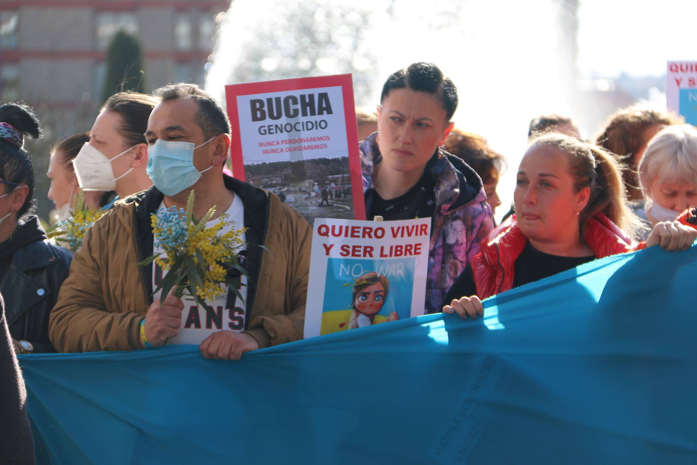 Centenares de personas se suman a esta marcha en la que se denuncia a situación que se vive en este país por culpa de Rusia.