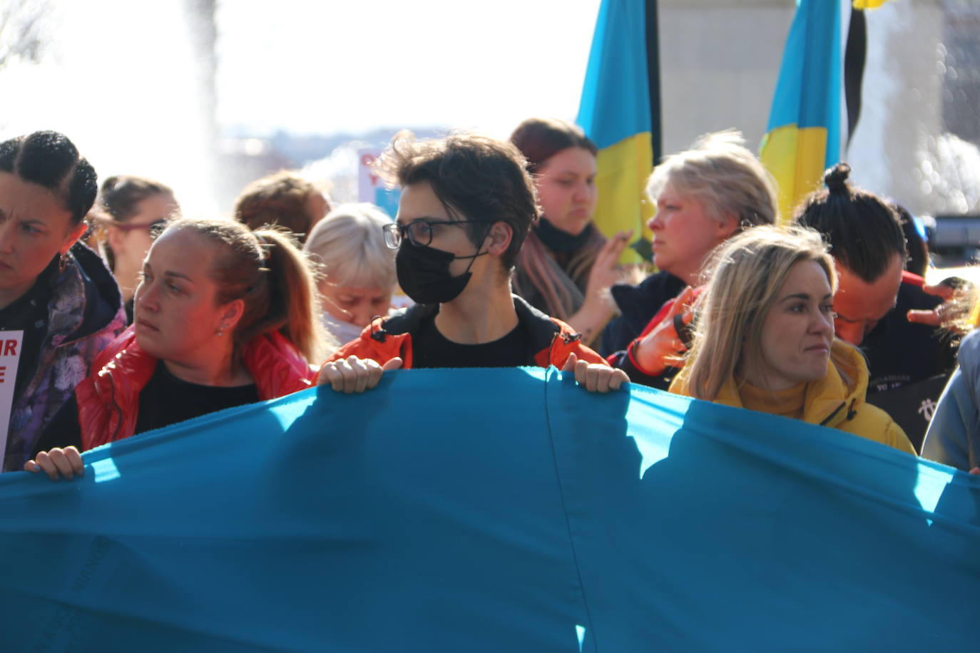 Centenares de personas se suman a esta marcha en la que se denuncia a situación que se vive en este país por culpa de Rusia.