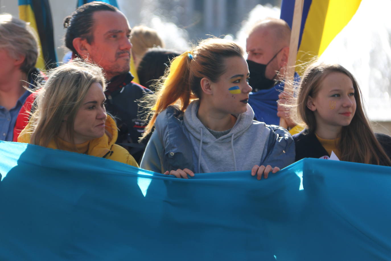 Centenares de personas se suman a esta marcha en la que se denuncia a situación que se vive en este país por culpa de Rusia.