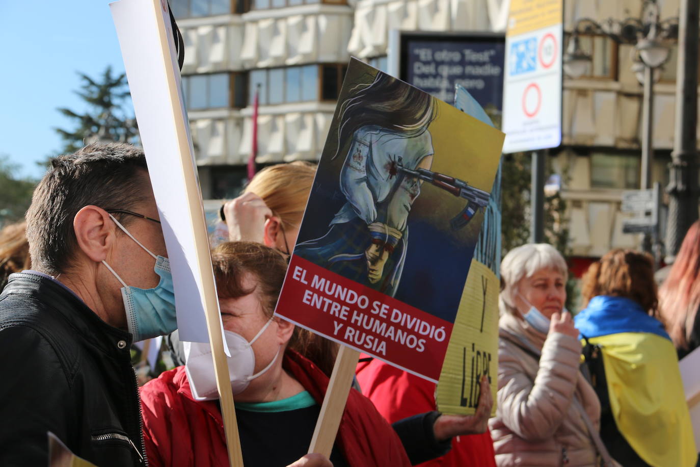 Centenares de personas se suman a esta marcha en la que se denuncia a situación que se vive en este país por culpa de Rusia.