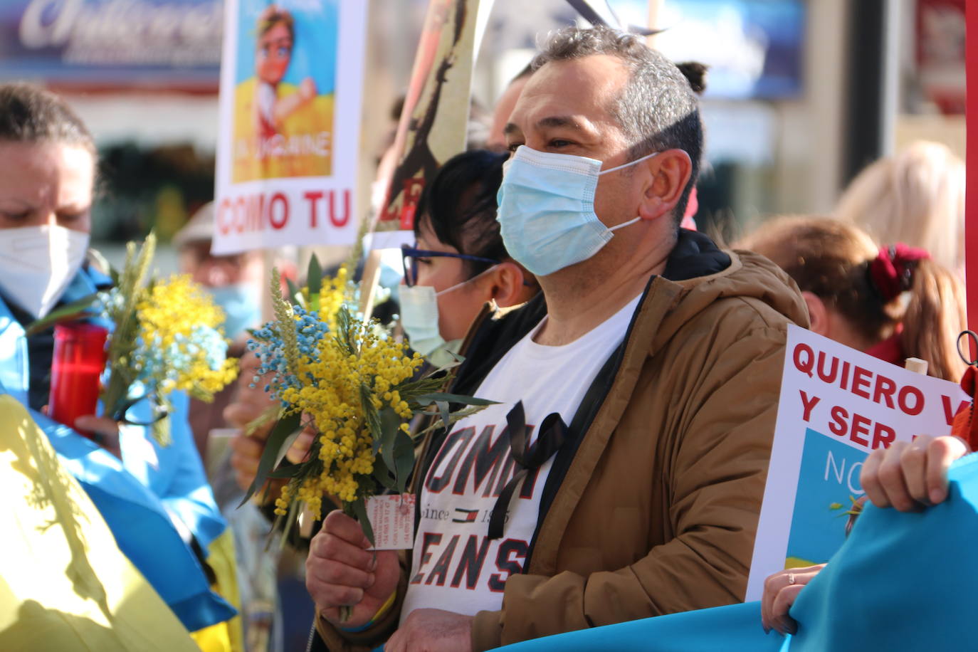 Centenares de personas se suman a esta marcha en la que se denuncia a situación que se vive en este país por culpa de Rusia.