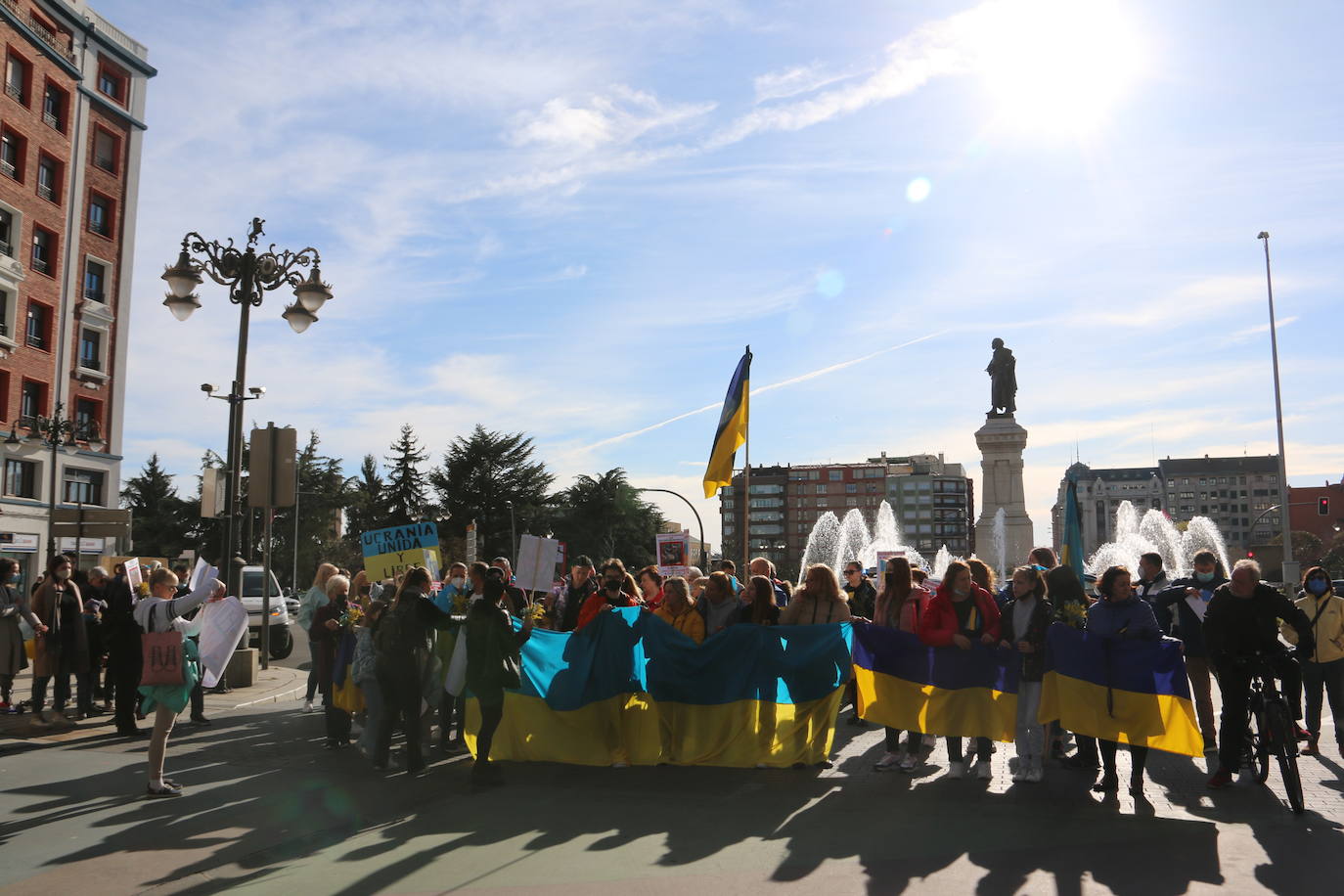 Centenares de personas se suman a esta marcha en la que se denuncia a situación que se vive en este país por culpa de Rusia.