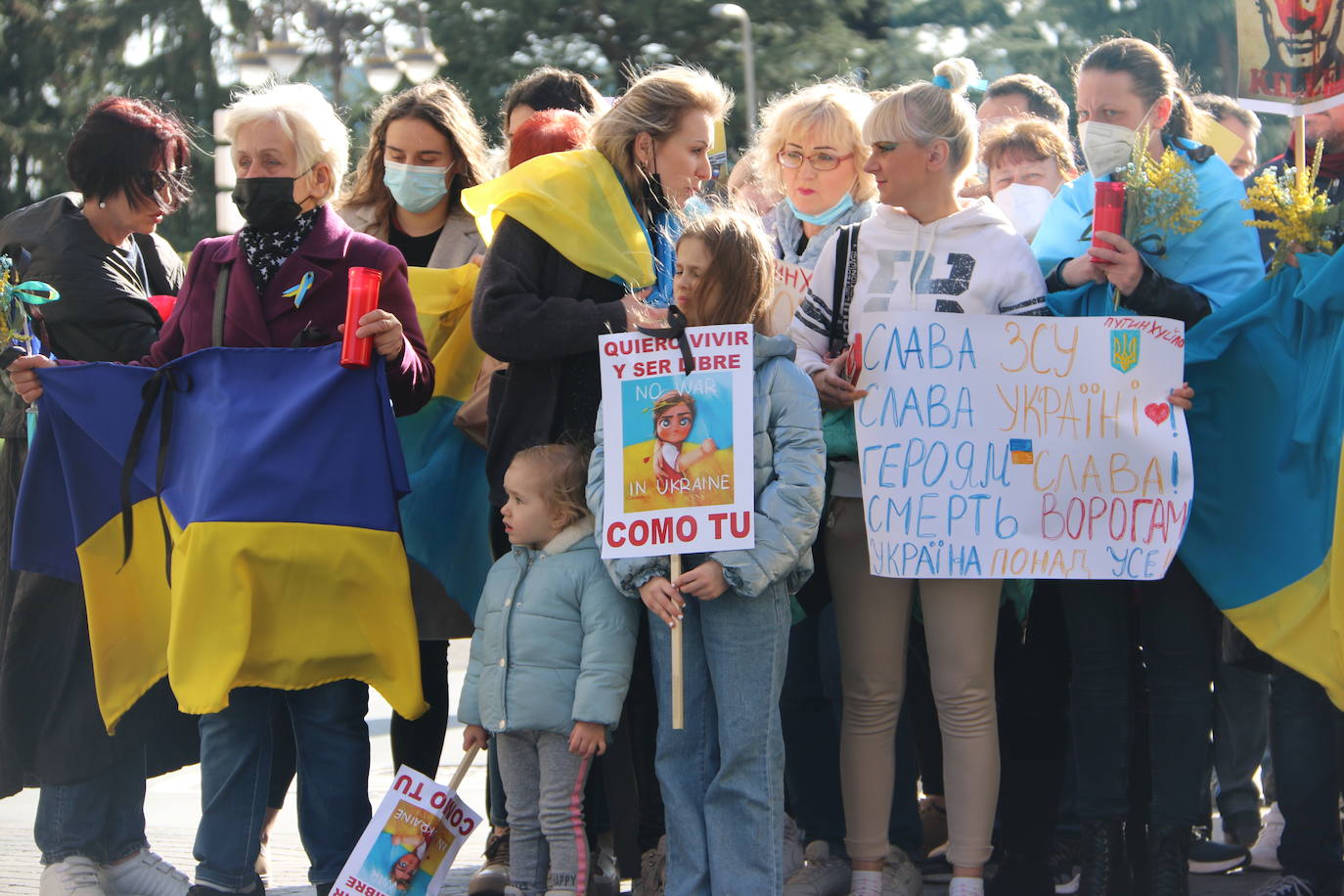 Centenares de personas se suman a esta marcha en la que se denuncia a situación que se vive en este país por culpa de Rusia.