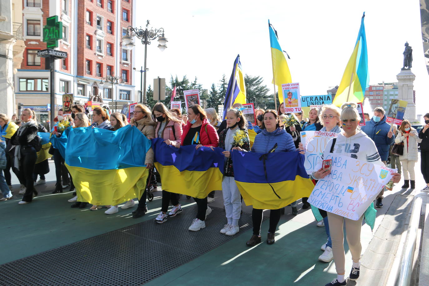 Centenares de personas se suman a esta marcha en la que se denuncia a situación que se vive en este país por culpa de Rusia.