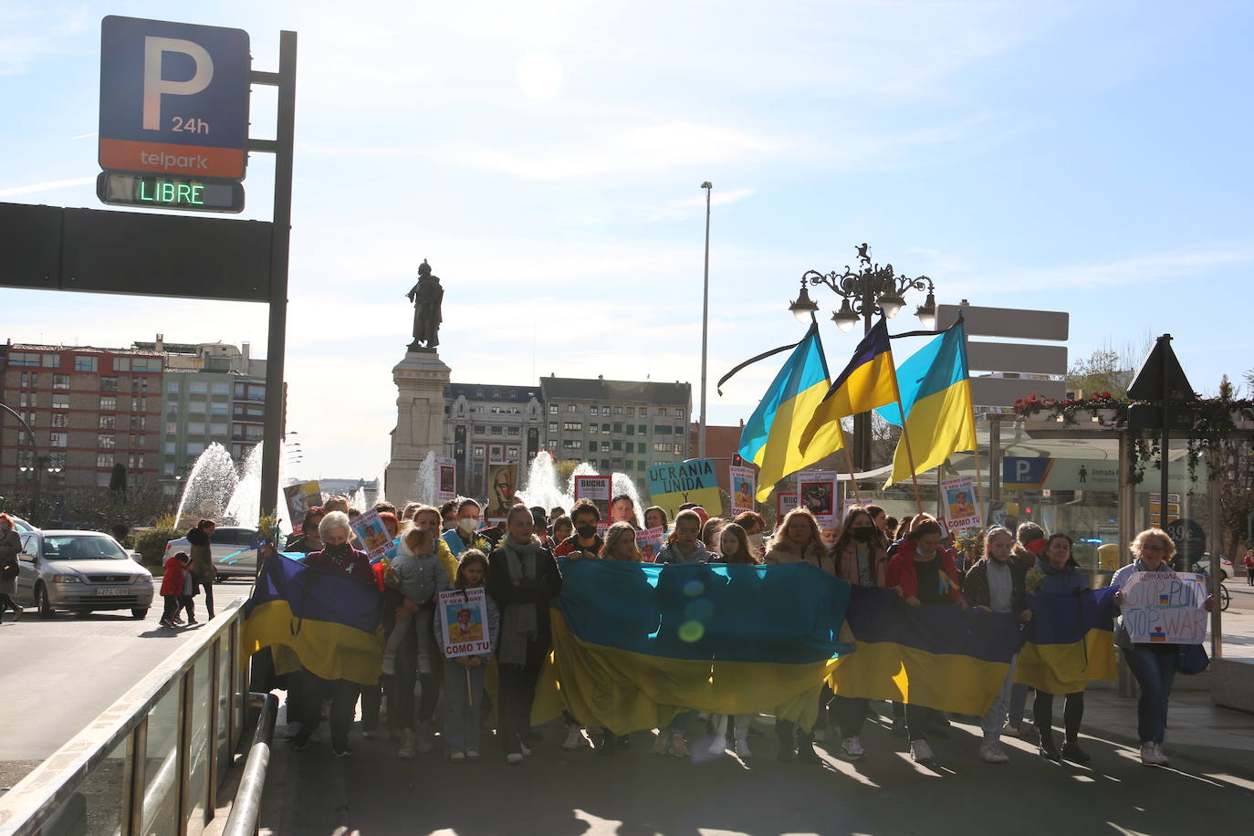 Centenares de personas se suman a esta marcha en la que se denuncia a situación que se vive en este país por culpa de Rusia.