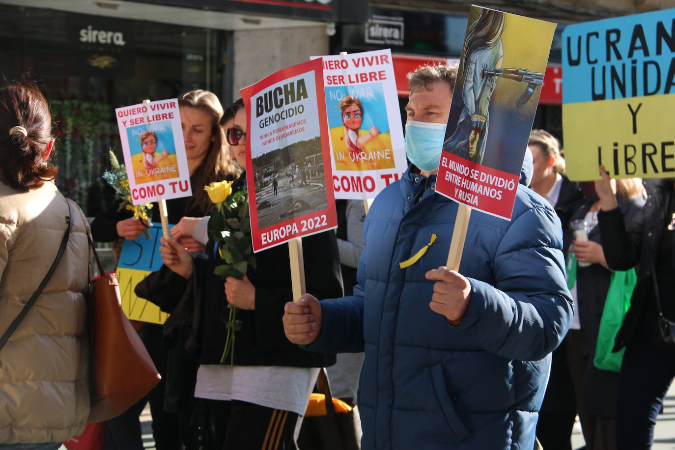 Centenares de personas se suman a esta marcha en la que se denuncia a situación que se vive en este país por culpa de Rusia.