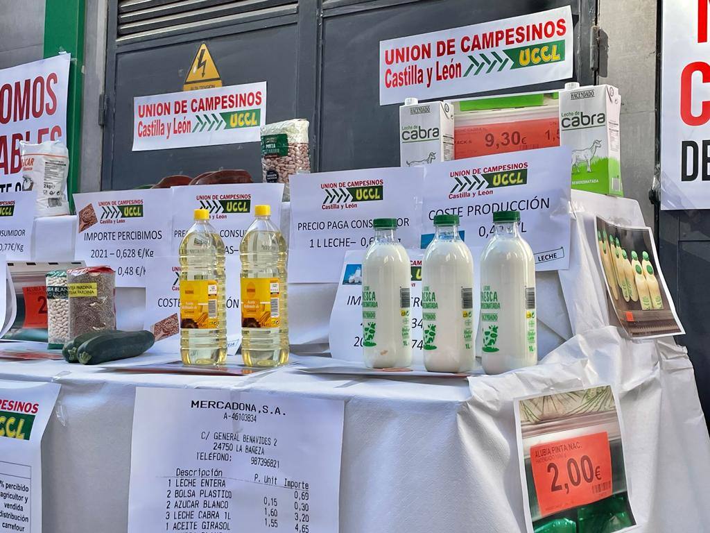 Lote de productos expuestos por UCCL a las puertas de un supermercado en León capital. 