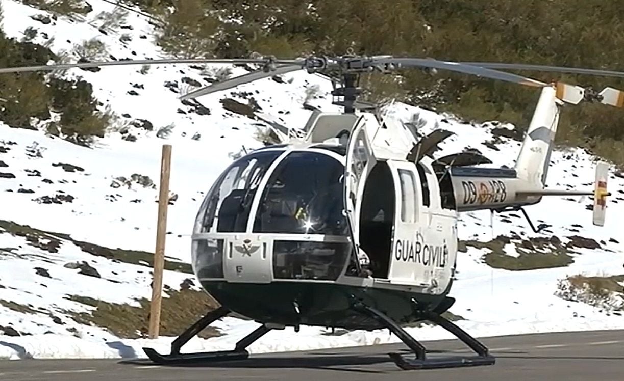 Un esquiador fallecido y un herido grave tras chocar entre ellos en un descenso en San Isidro. Múltiples equipos de emergencias, incluyendo el helicóptero medicalizado, se han desplazado a la zona. Los esquiadores chocaron entre sí antes de estrellarse contra el pilar que sustenta el telesilla. Otro esquiador logró esquivar el impacto y salir ileso. 