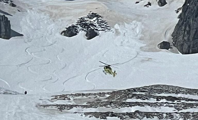 Un esquiador fallecido y un herido grave tras chocar entre ellos en un descenso en San Isidro. Múltiples equipos de emergencias, incluyendo el helicóptero medicalizado, se han desplazado a la zona. Los esquiadores chocaron entre sí antes de estrellarse contra el pilar que sustenta el telesilla. Otro esquiador logró esquivar el impacto y salir ileso. 