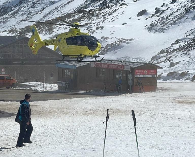 Un esquiador fallecido y un herido grave tras chocar entre ellos en un descenso en San Isidro. Múltiples equipos de emergencias, incluyendo el helicóptero medicalizado, se han desplazado a la zona. Los esquiadores chocaron entre sí antes de estrellarse contra el pilar que sustenta el telesilla. Otro esquiador logró esquivar el impacto y salir ileso. 