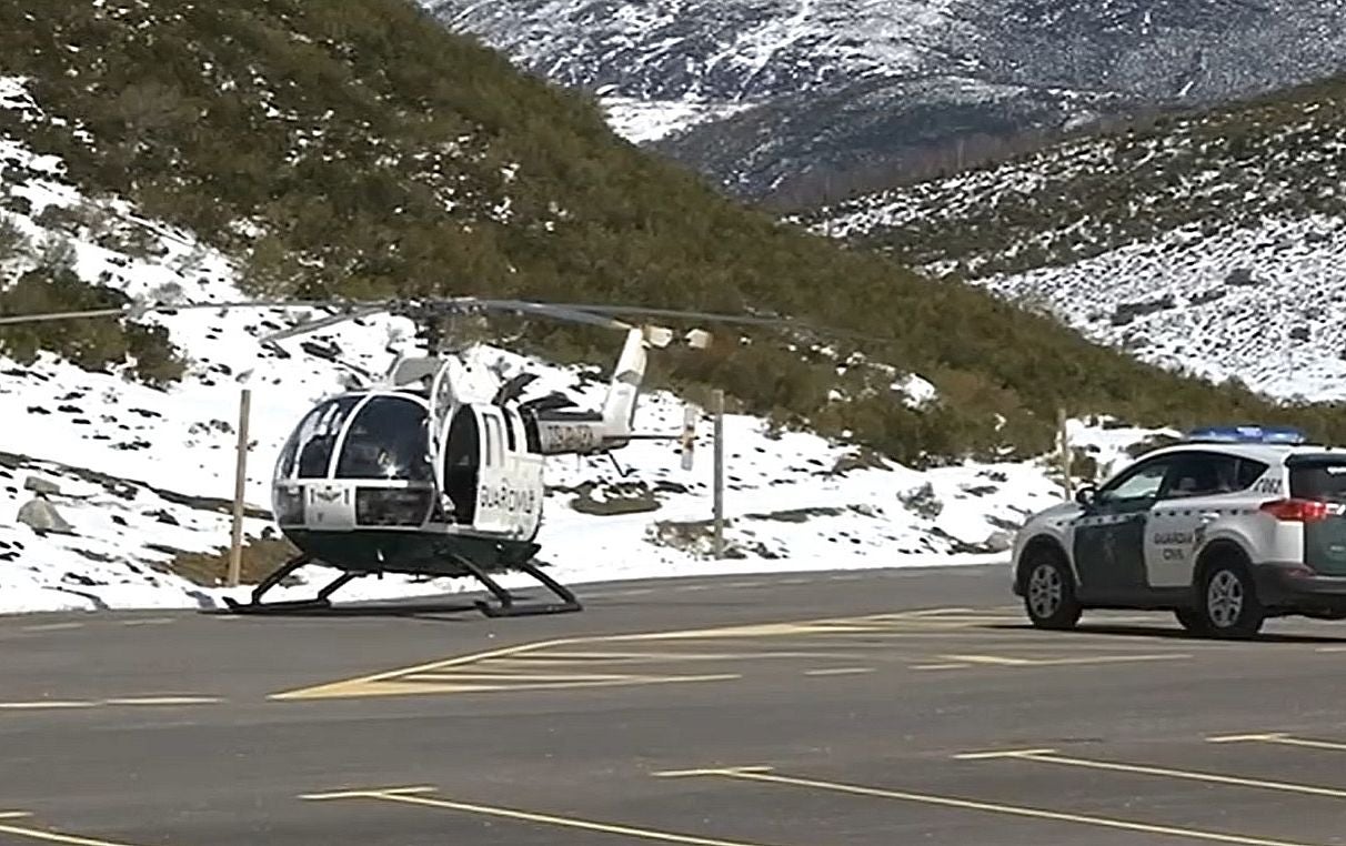 Un esquiador fallecido y un herido grave tras chocar entre ellos en un descenso en San Isidro. Múltiples equipos de emergencias, incluyendo el helicóptero medicalizado, se han desplazado a la zona. Los esquiadores chocaron entre sí antes de estrellarse contra el pilar que sustenta el telesilla. Otro esquiador logró esquivar el impacto y salir ileso. 