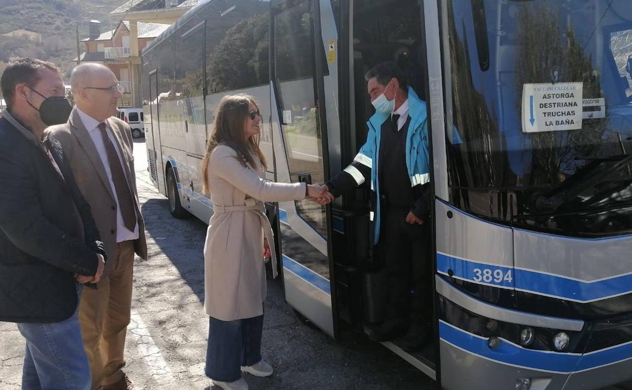 Ester Muñoz saluda al conductor de la ruta en La Cabrera