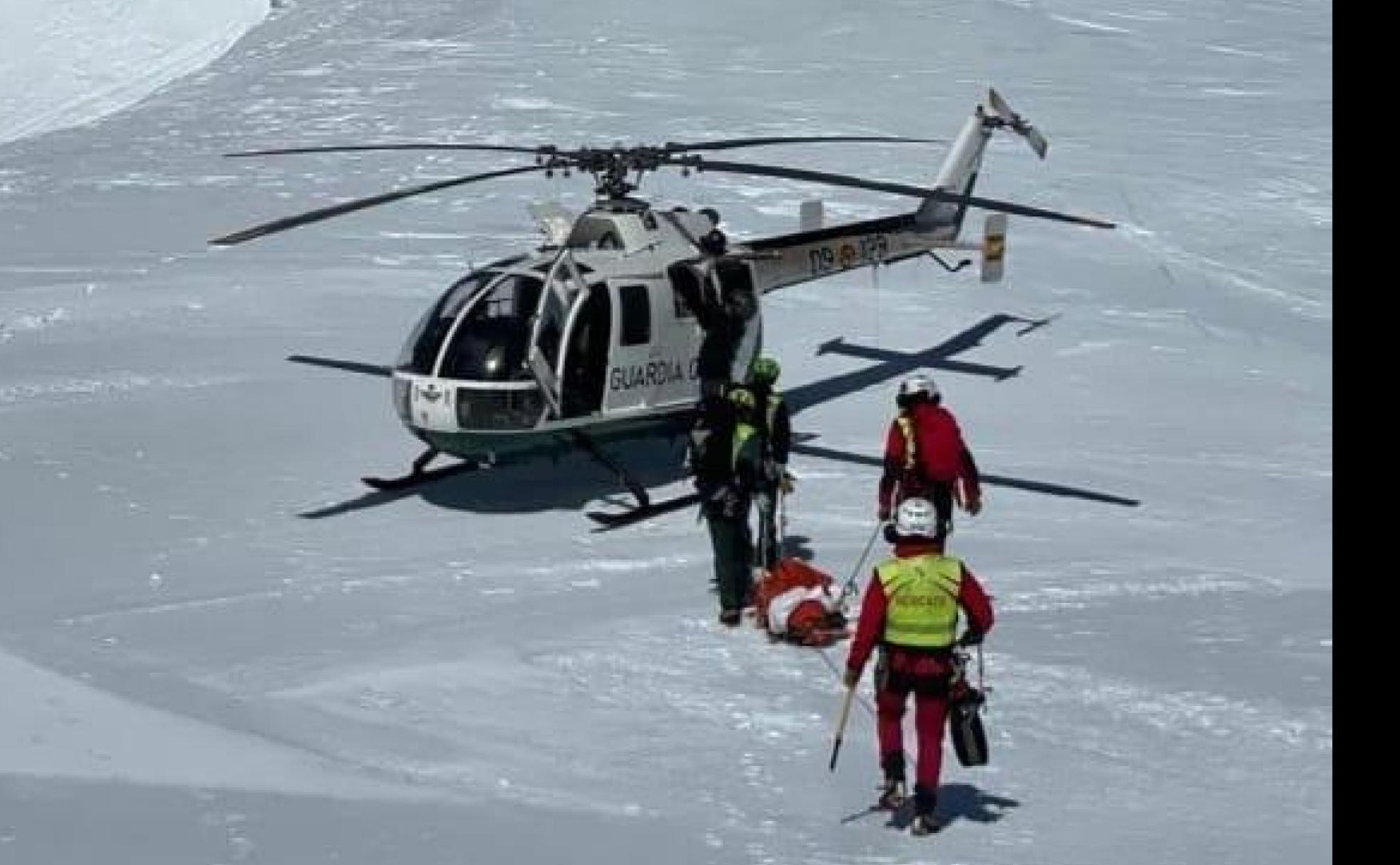 Imagen del helicóptero de la Guardia Civil desplazado a la zona en el momento del rescate en el punto de la estación de San Isidro. 