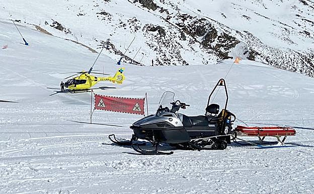 Eduardo Morán, presidente de la Diputación de León, muestra sus condolencias; en la imagen, el helicóptero aterrizando.