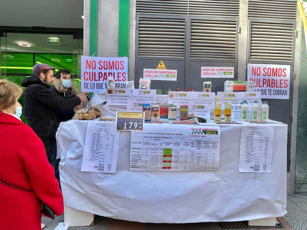 Lote de productos expuestos por UCCL a las puertas de un supermercado en León capital.