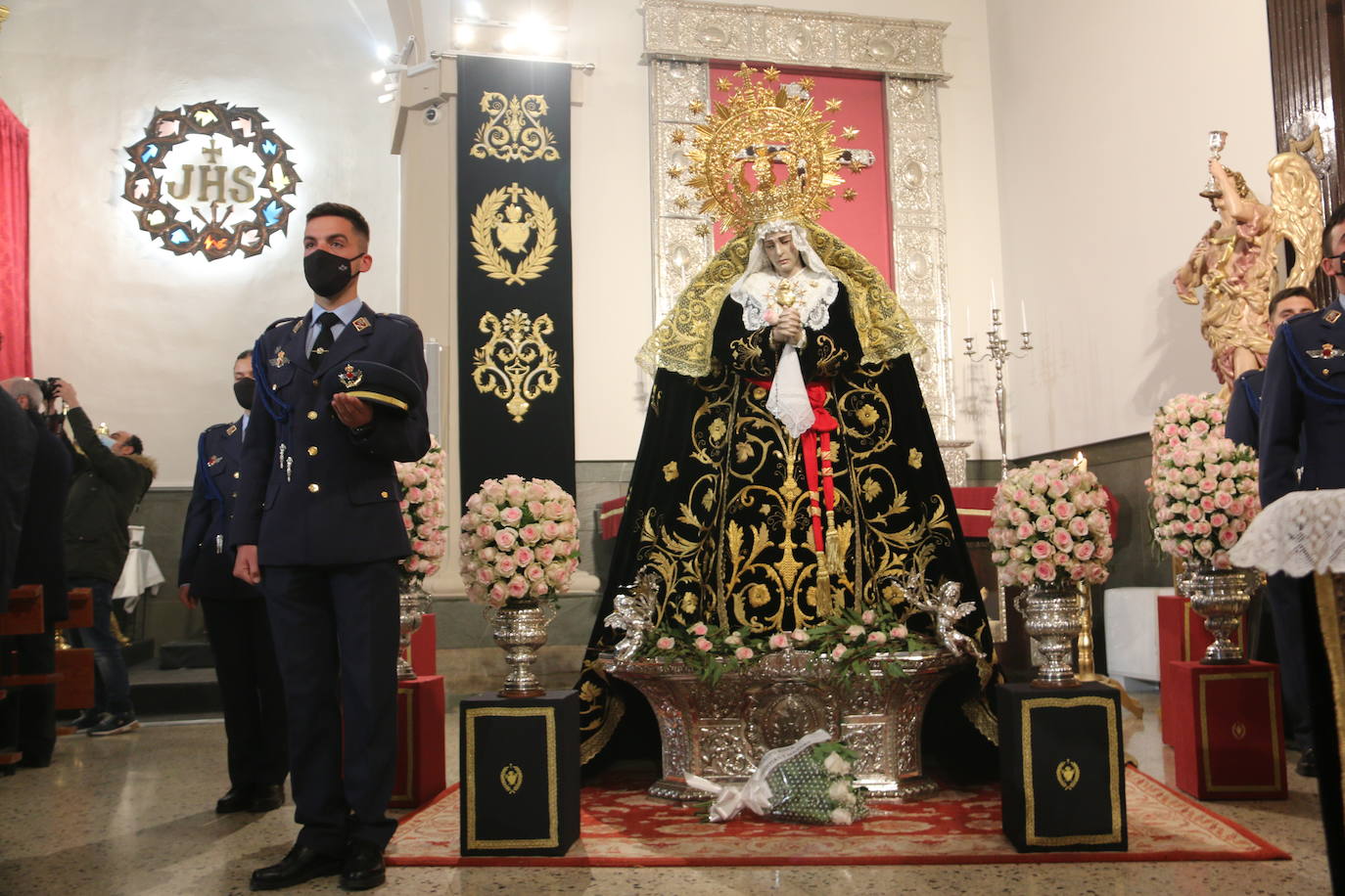 Ceremonía litúrgica del Besamanos de Nuestra Señora de la Soledad en León.