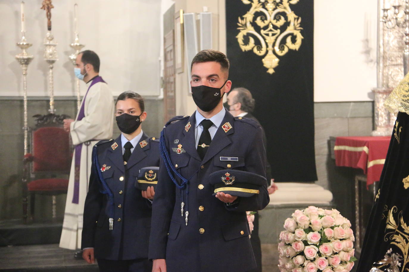 Ceremonía litúrgica del Besamanos de Nuestra Señora de la Soledad en León.