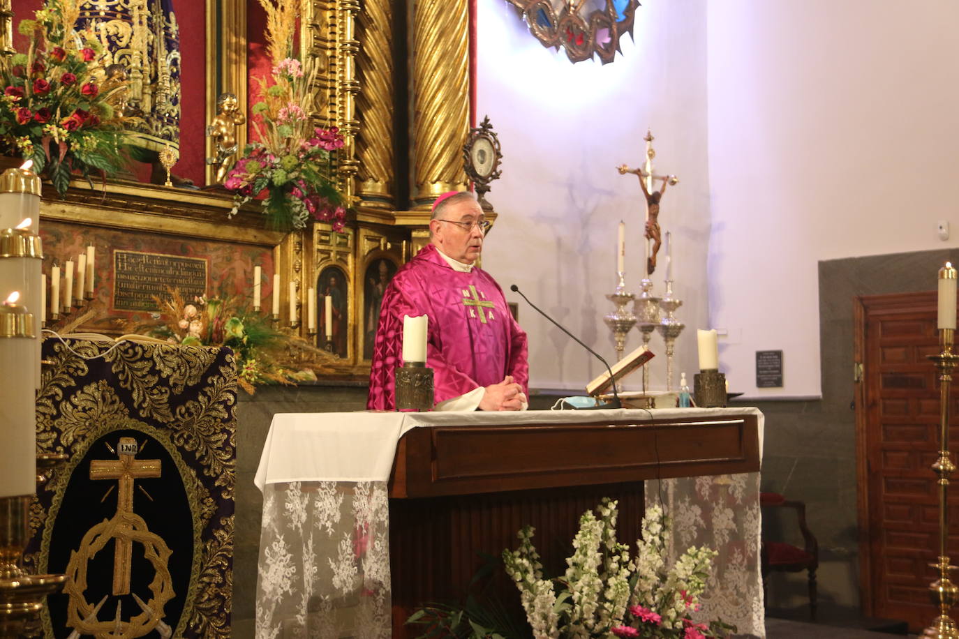 Ceremonía litúrgica del Besamanos de Nuestra Señora de la Soledad en León.