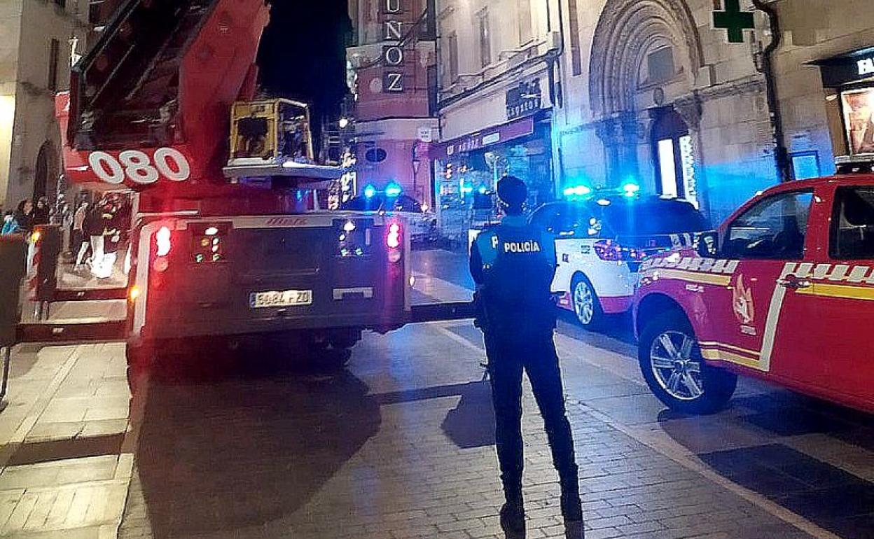 Efectivos de Policía Local y Bomberos en el lugar del incidente. 