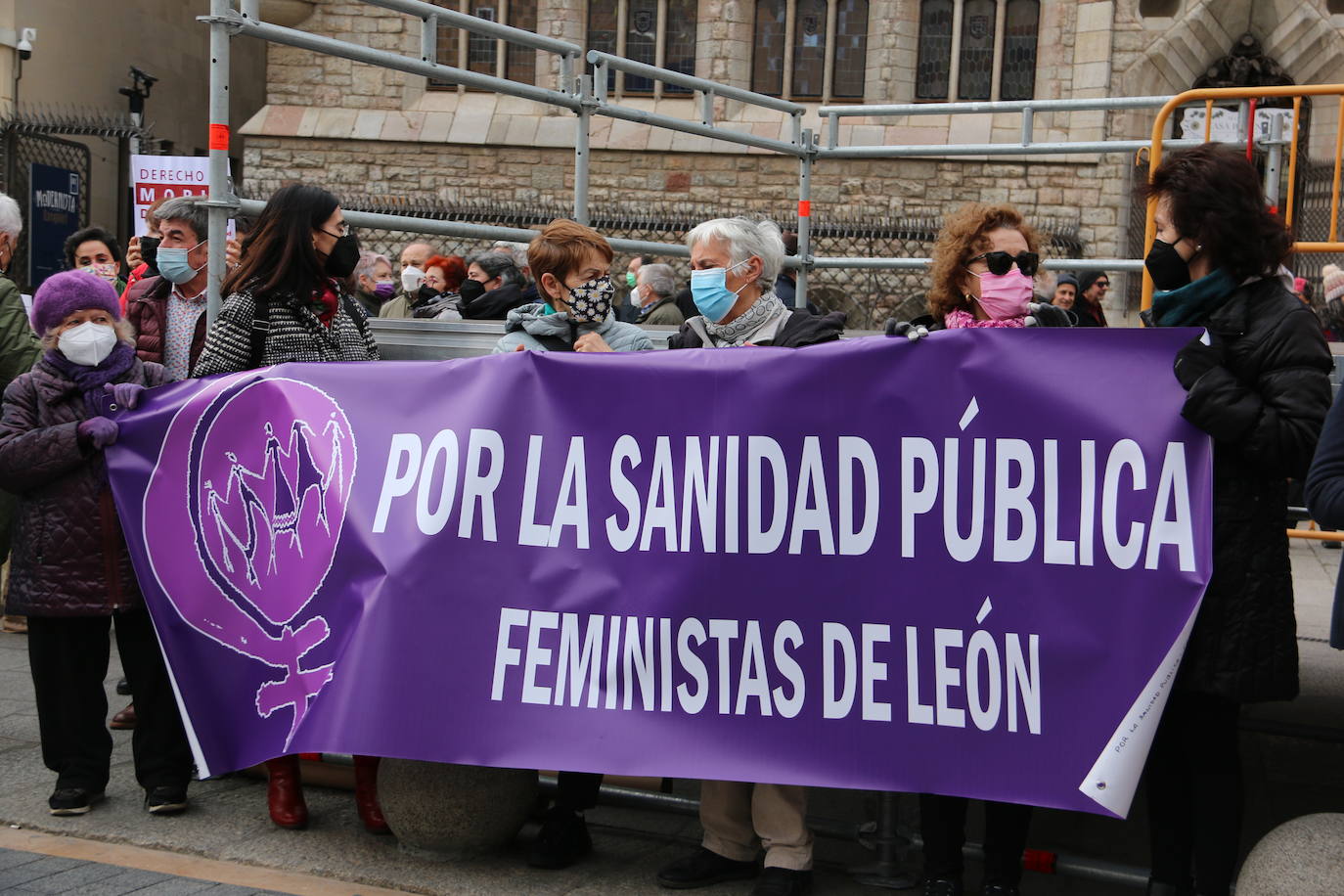 La Plataforma por la Sanidad celebra una concentración en Botines para exigir un incremento de los recursos. 