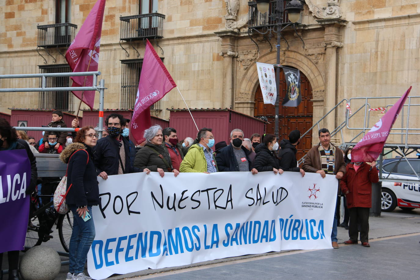 La Plataforma por la Sanidad celebra una concentración en Botines para exigir un incremento de los recursos. 