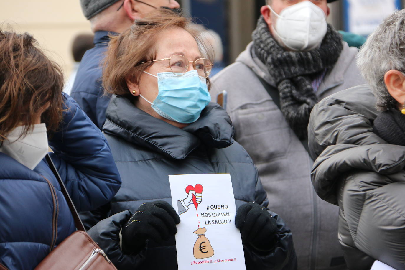 La Plataforma por la Sanidad celebra una concentración en Botines para exigir un incremento de los recursos. 