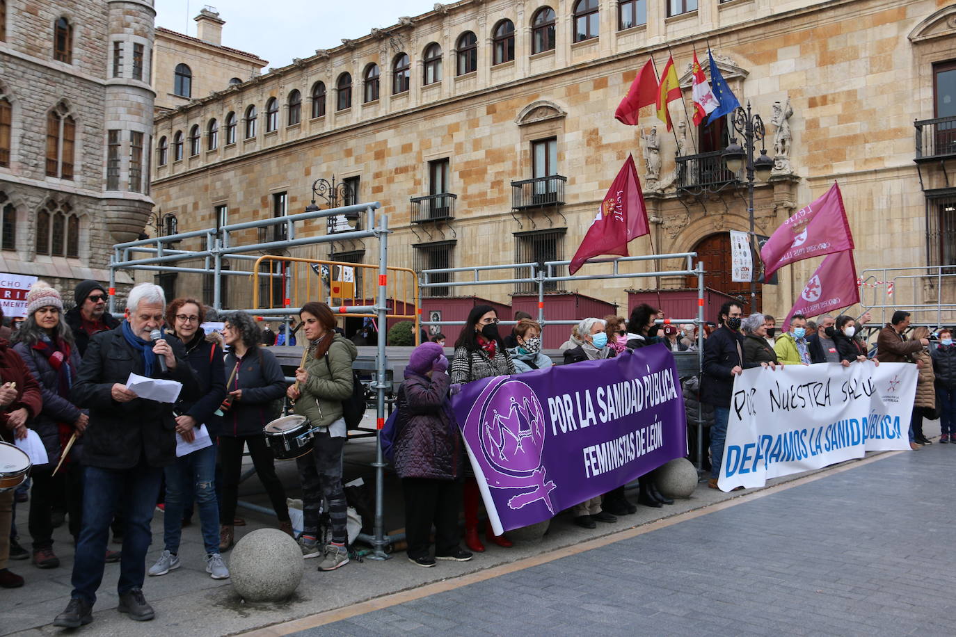 La Plataforma por la Sanidad celebra una concentración en Botines para exigir un incremento de los recursos. 