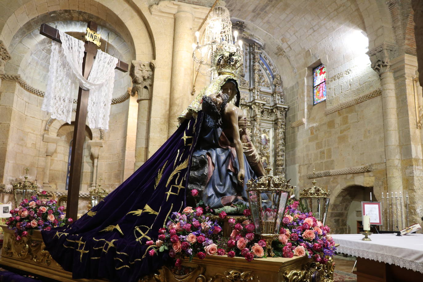 Las Madres Benedictinas reciben de la mano de la Cámara de Comercio esta distinción en la Iglesia del Mercado.