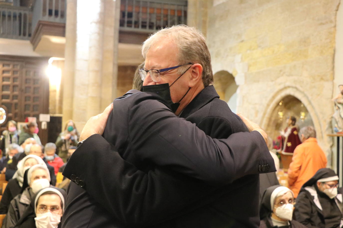 Las Madres Benedictinas reciben de la mano de la Cámara de Comercio esta distinción en la Iglesia del Mercado.