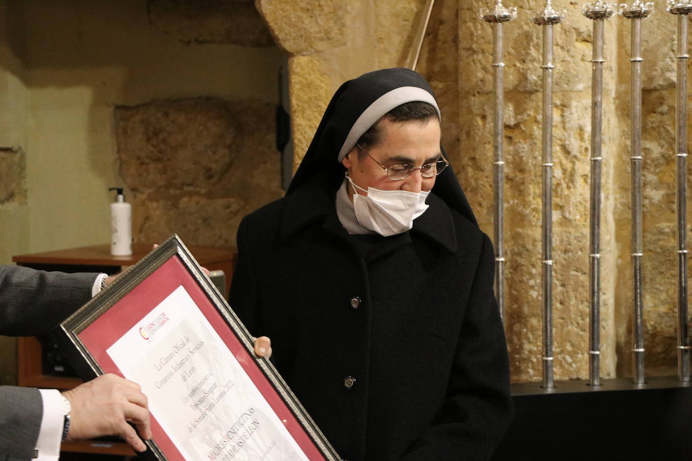 Las Madres Benedictinas reciben de la mano de la Cámara de Comercio esta distinción en la Iglesia del Mercado.