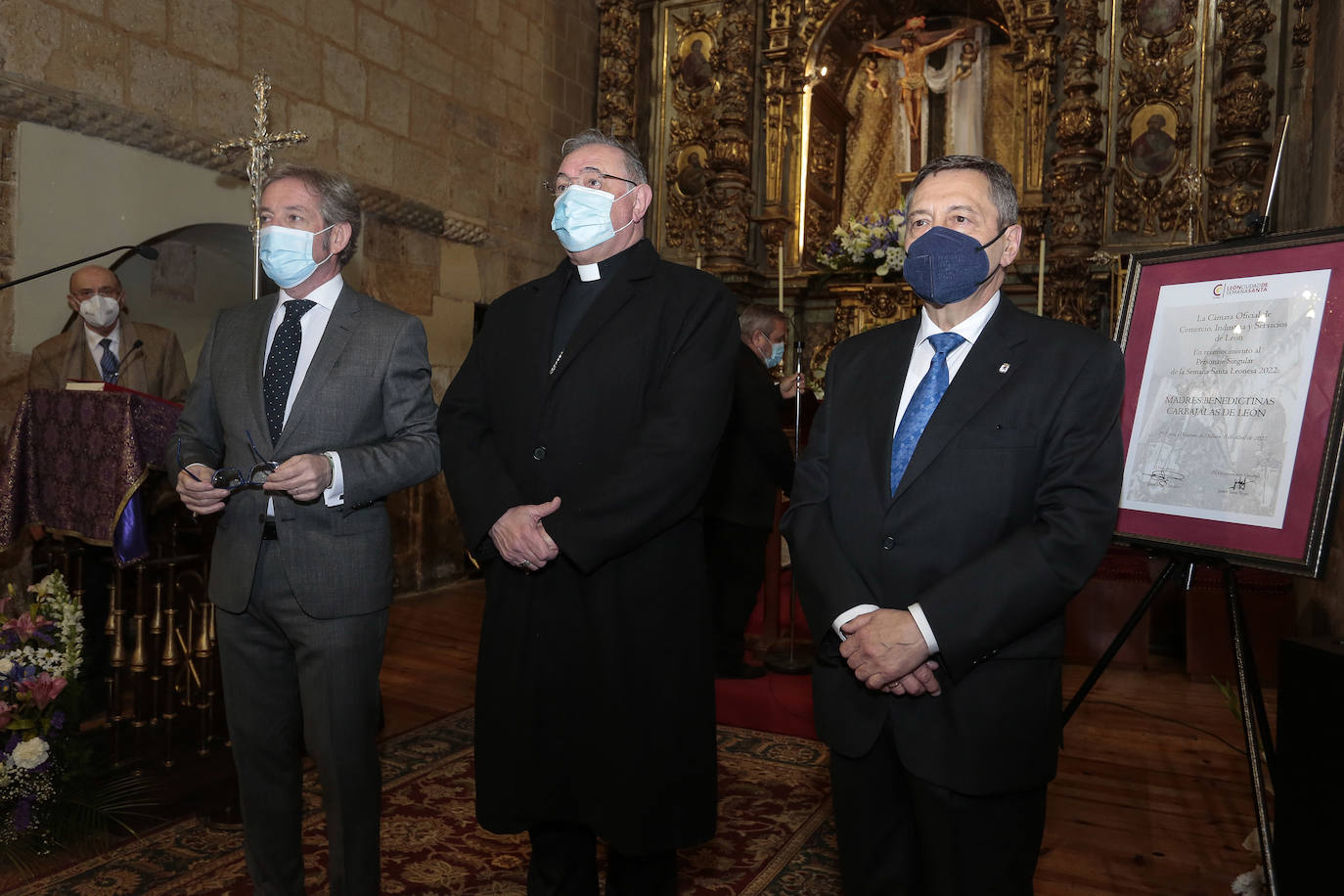 La cámara de comercio de León entrega al as carbajalas el reconocimiento en la Iglesia del Mercado.