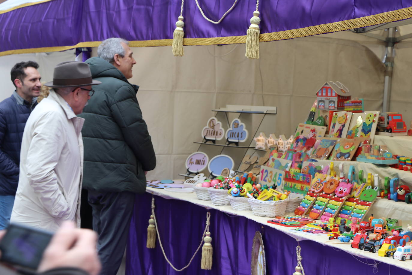 Una veintena de expositores de artesanía muestra sus productos en la plaza de las Cortes leonesas. 