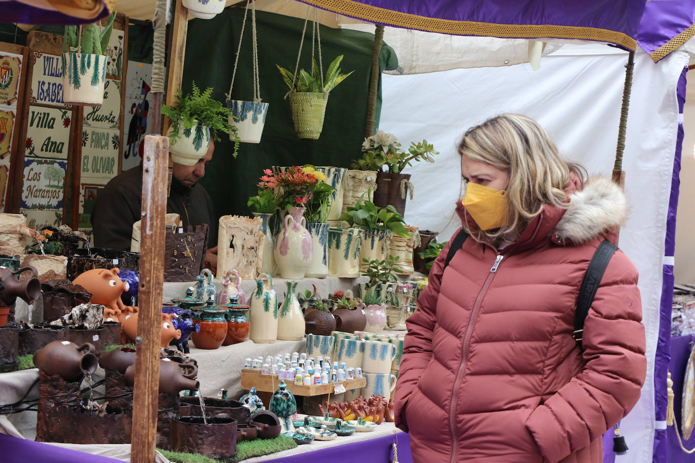 Una veintena de expositores de artesanía muestra sus productos en la plaza de las Cortes leonesas. 