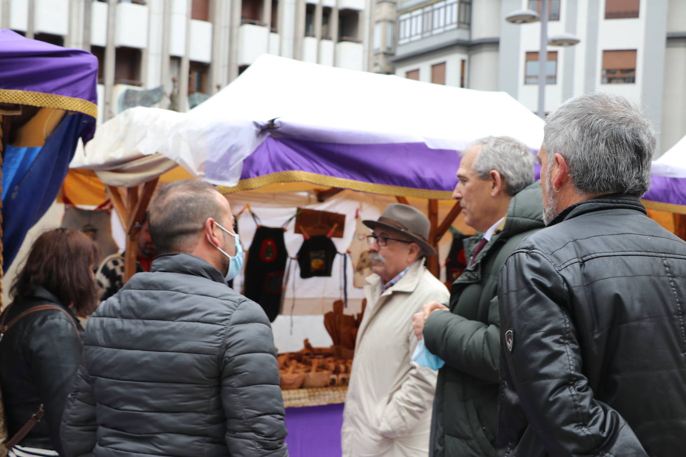 Una veintena de expositores de artesanía muestra sus productos en la plaza de las Cortes leonesas. 