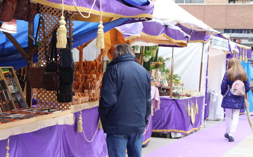 La primera feria de la Semana Santa presenta una veintena de expositores de artesanía y productos de alimentación en la plaza de las Cortes Leonesas. 