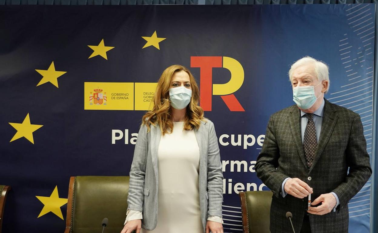 La delegada del gobierno en León, Virginia Barcones, presenta el kit digital.