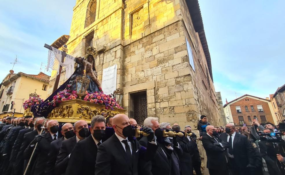 La imagen de La Dolorosa, este viernes, en el momento de abandonar la iglesia del Mercado, en el centro de León. 