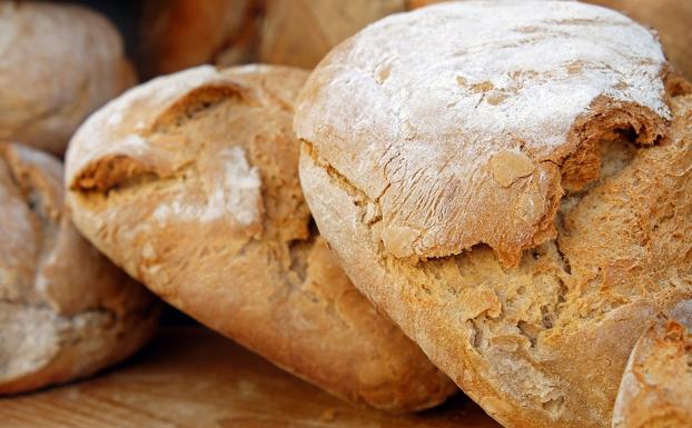 El tradicional sabor del pan variará desde este viernes al cambiar la normativa que limita el uso de sal. 