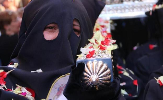 Una de las procesiones de la Semana Santa muestra a una cofrade emocionada en la salida de uno de los actos.