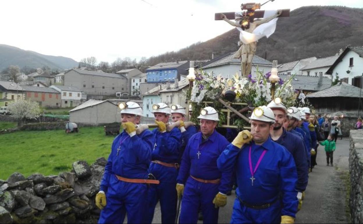 Procesión del Cristo de los Mineros, en Villablino.