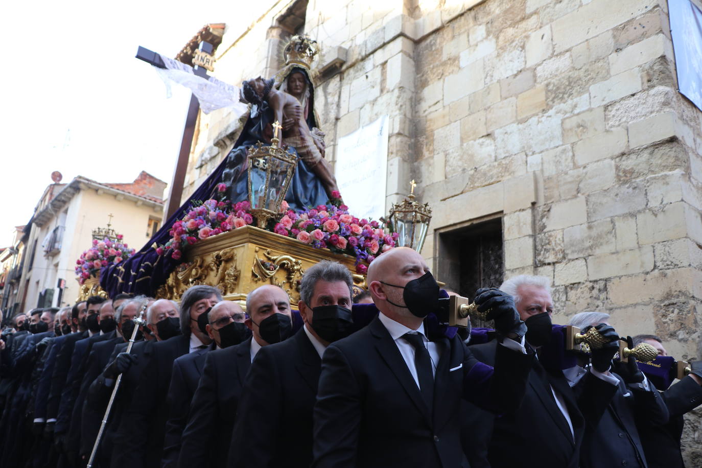 La Virgen del Mercado anuncia a los leoneses en inicio de la Semana Santa.