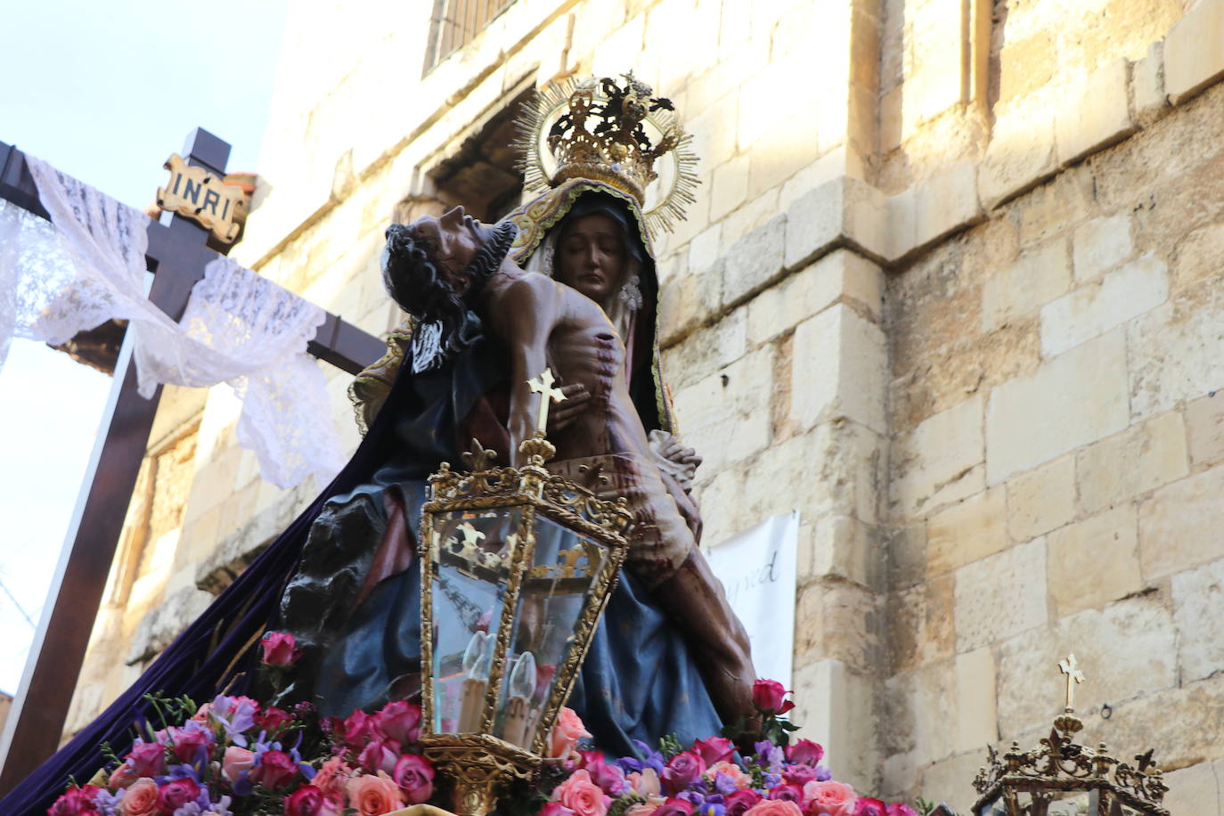 La Virgen del Mercado anuncia a los leoneses en inicio de la Semana Santa.