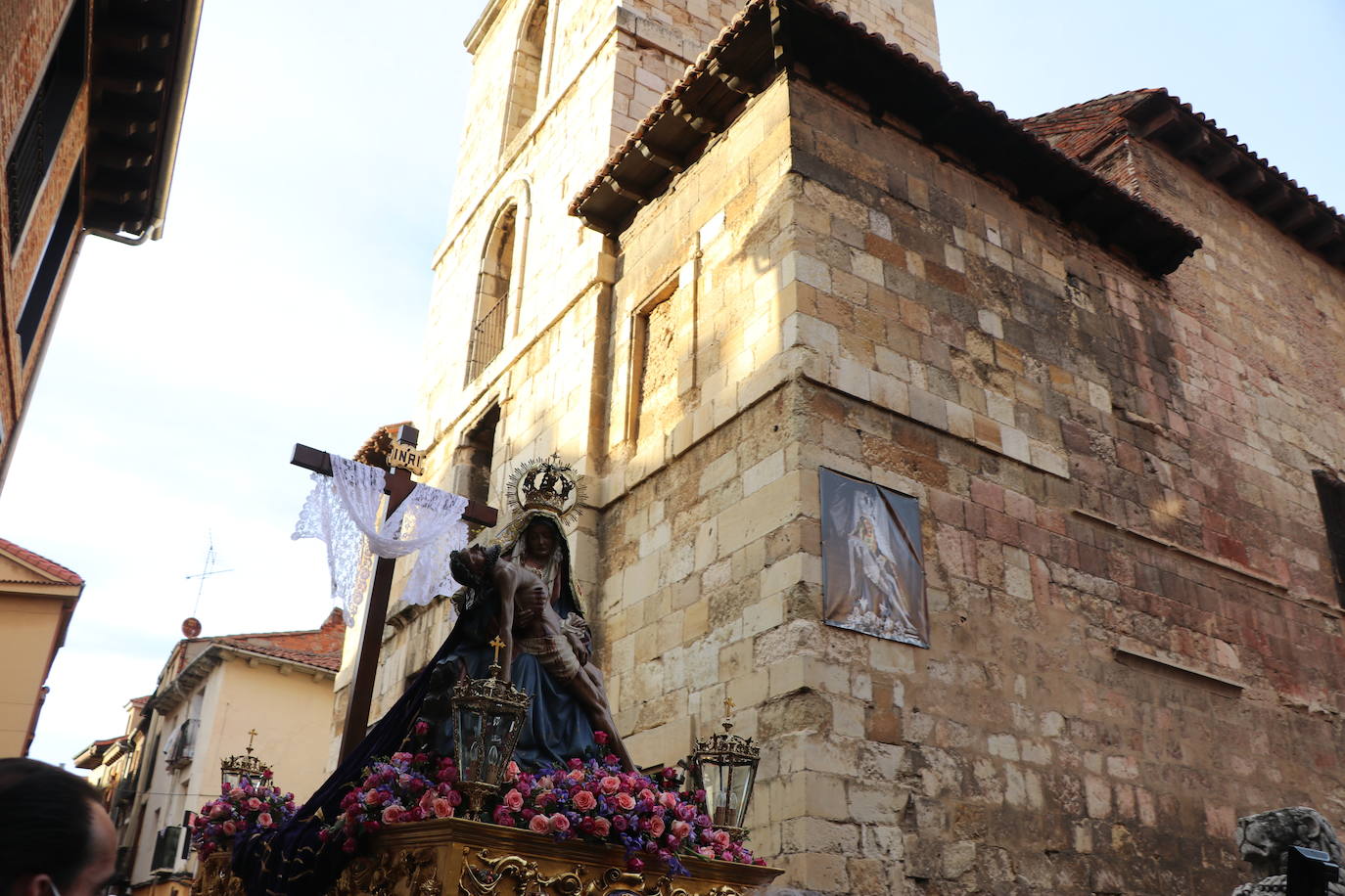 La Virgen del Mercado anuncia a los leoneses en inicio de la Semana Santa.