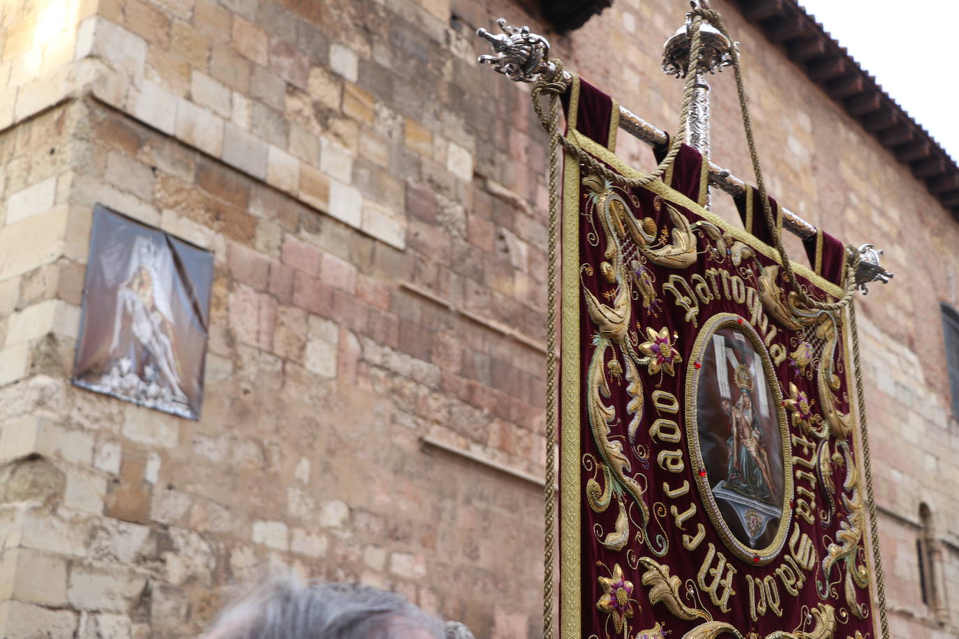 La Virgen del Mercado anuncia a los leoneses en inicio de la Semana Santa.